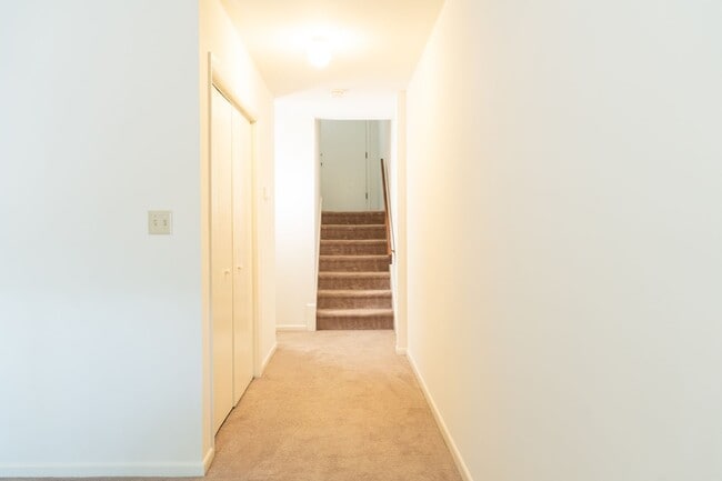 Building Photo - 2 Bedroom Townhouse Available in July