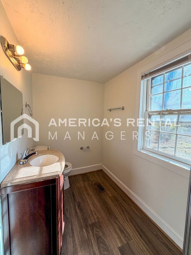 Building Photo - Charming & Spacious Graysville Home for Rent!