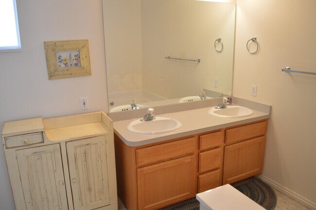 Building Photo - Huge Orem Home in Great Location