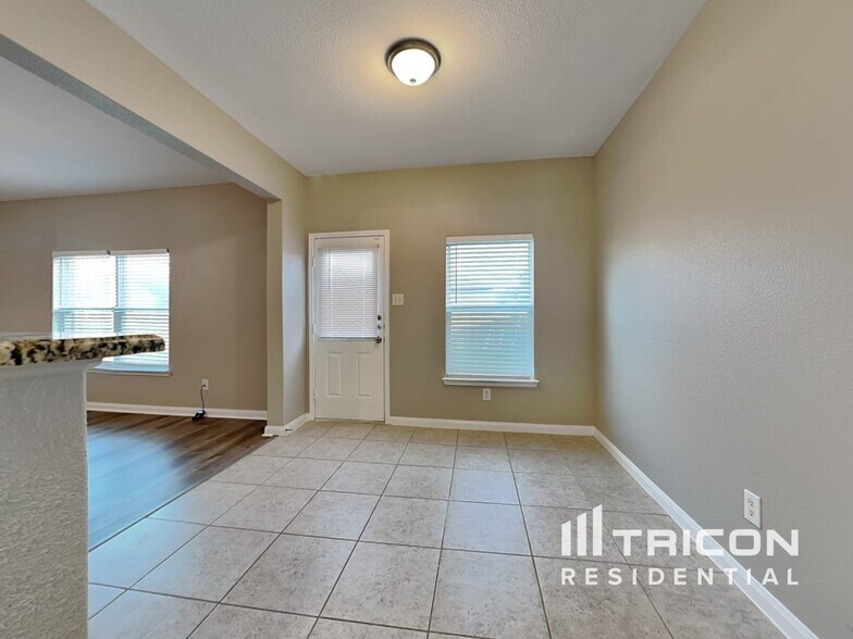Building Photo - 1327 Tamarack Dr