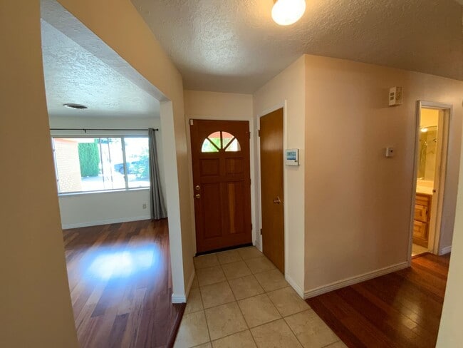 Building Photo - 3 Bedroom Single Story Home Available Near...