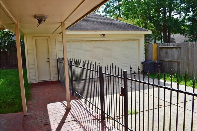 Building Photo - 4111 Rock Springs Dr