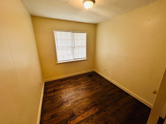 Building Photo - 3145 Woodview Dr