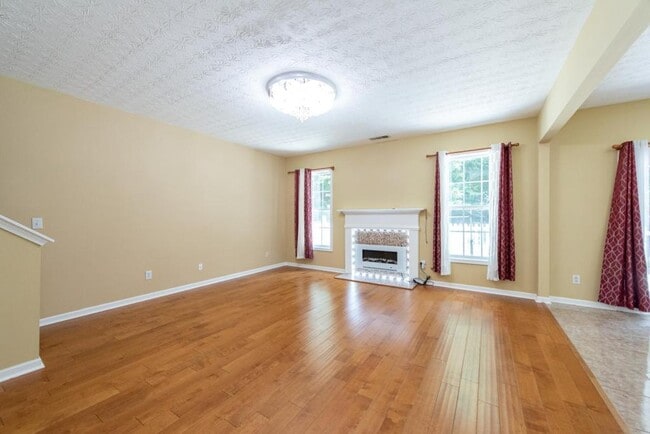 Building Photo - 2227 Longmont Dr