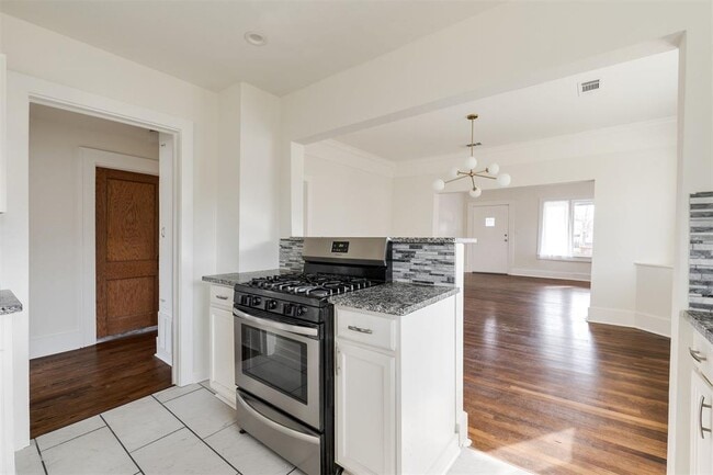 Building Photo - 1215 NW 13th St