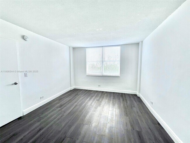 Building Photo - 3660 NE 166th St