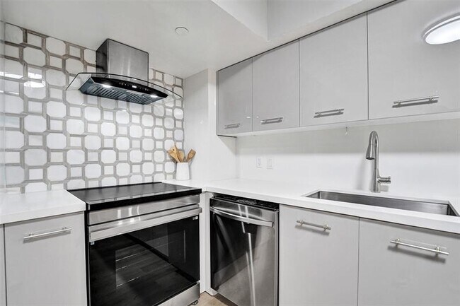 Building Photo - 3200 Port Royale Dr N