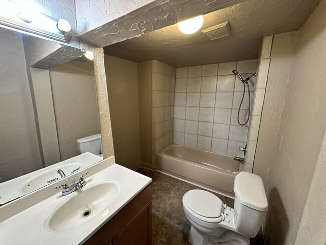 Building Photo - 2bed/2bath Home Available in OKC!