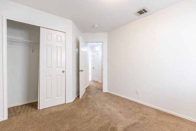 Building Photo - 2476 Medina Dr