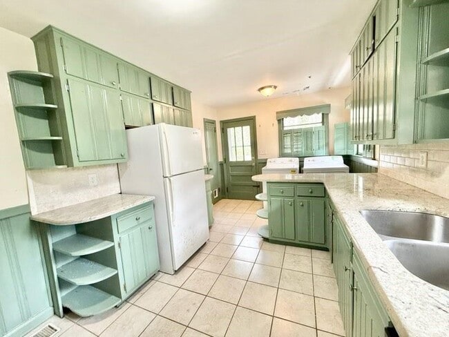 Building Photo - 2076 Azalea Cir