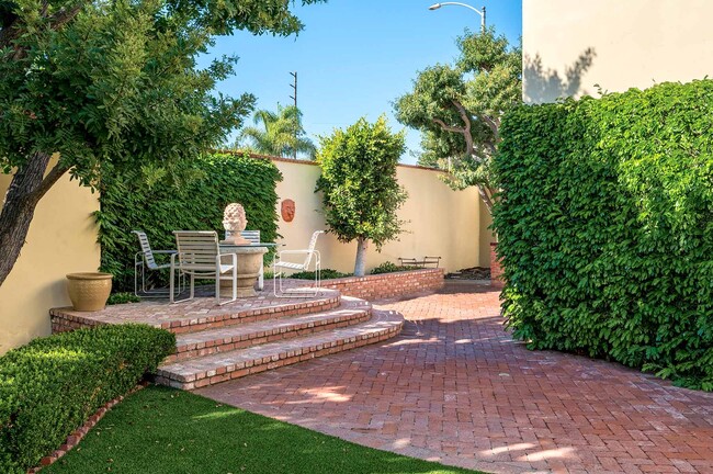 Building Photo - 369 Avenida Granada St