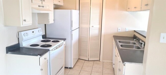 Building Photo - 5808 Wellington Dr