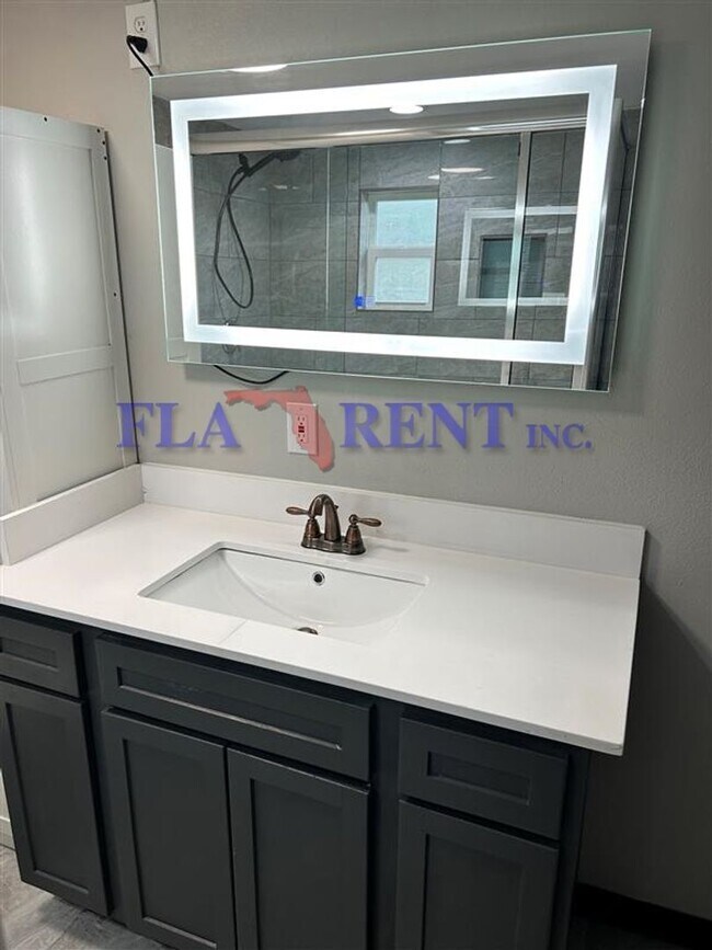 Building Photo - **3/2 lovely home with separate 1/1 In law suite**