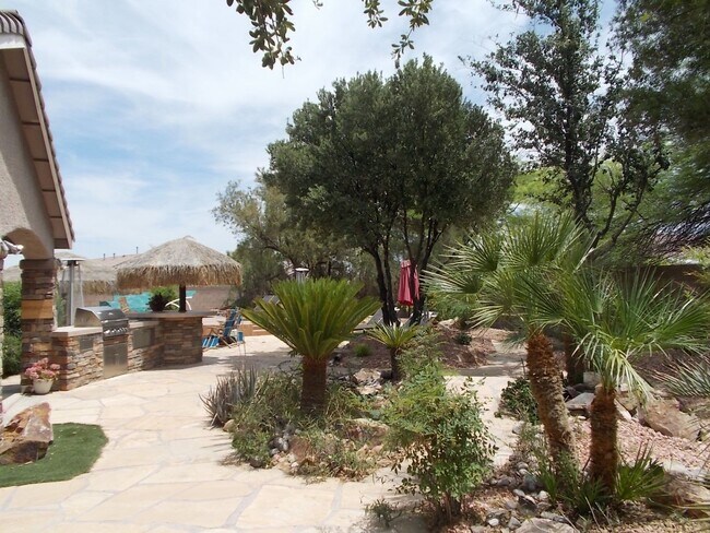 Building Photo - Stunning 4-Bedroom Ranch-Style Rental with...