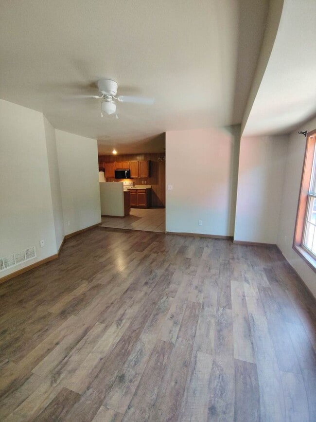 Building Photo - 2 bedroom, 1 bathroom apartment in Wickliffe