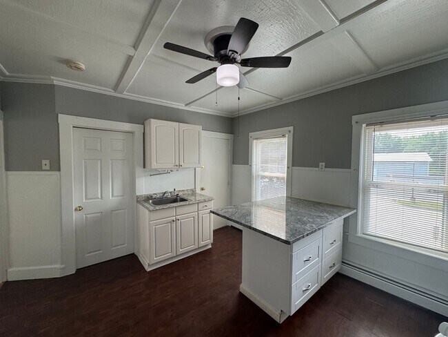 Building Photo - Updated Haverhill 2 Bedroom W/Yard | Available  9/1