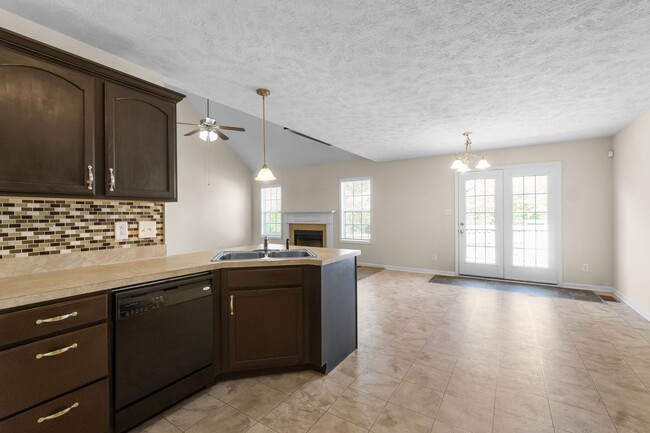 Building Photo - COMING SOON!    Cute home close to shoppin...
