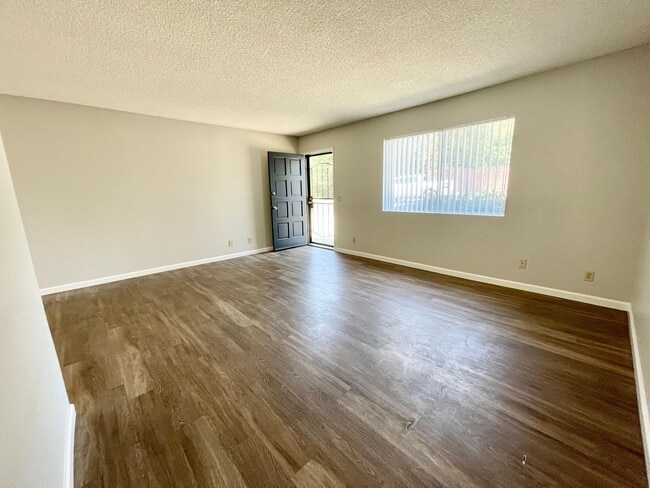 Building Photo - 3 Bedroom 2 Bath with Garage!