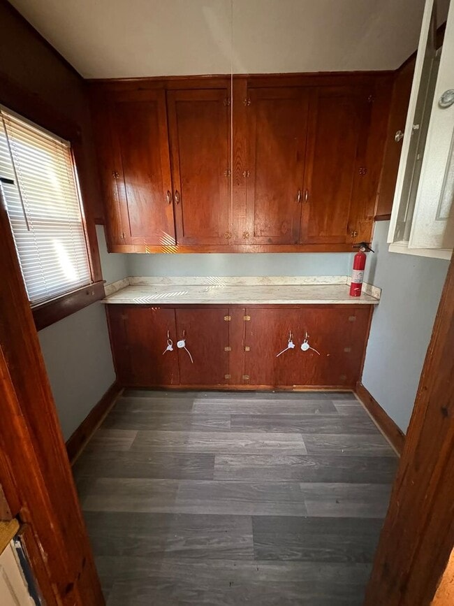 Building Photo - Country Living!