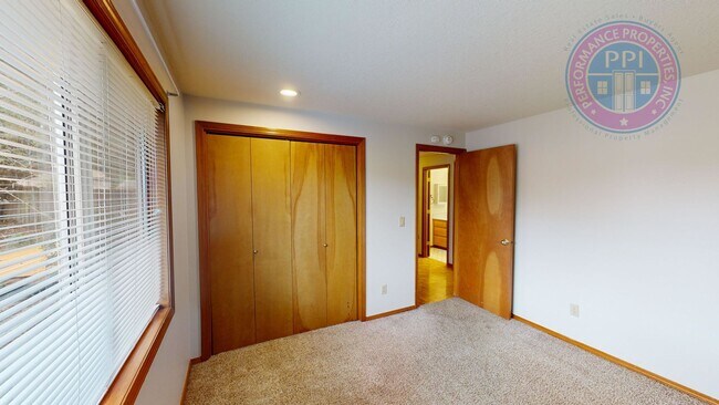 Building Photo - Single Level Ranch, Central Air, Large Yar...