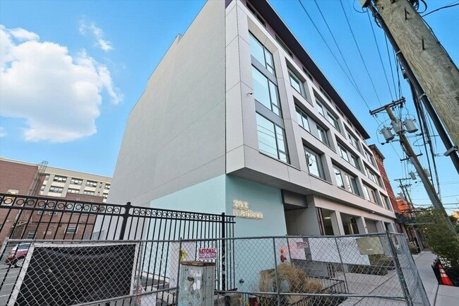 Building Photo - 303 Madison St