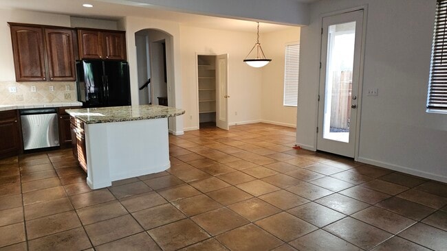 Building Photo - 5012 Crest Dr