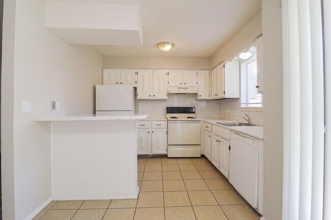 Building Photo - 2 Bed | 2 Bath in Central Tulsa!
