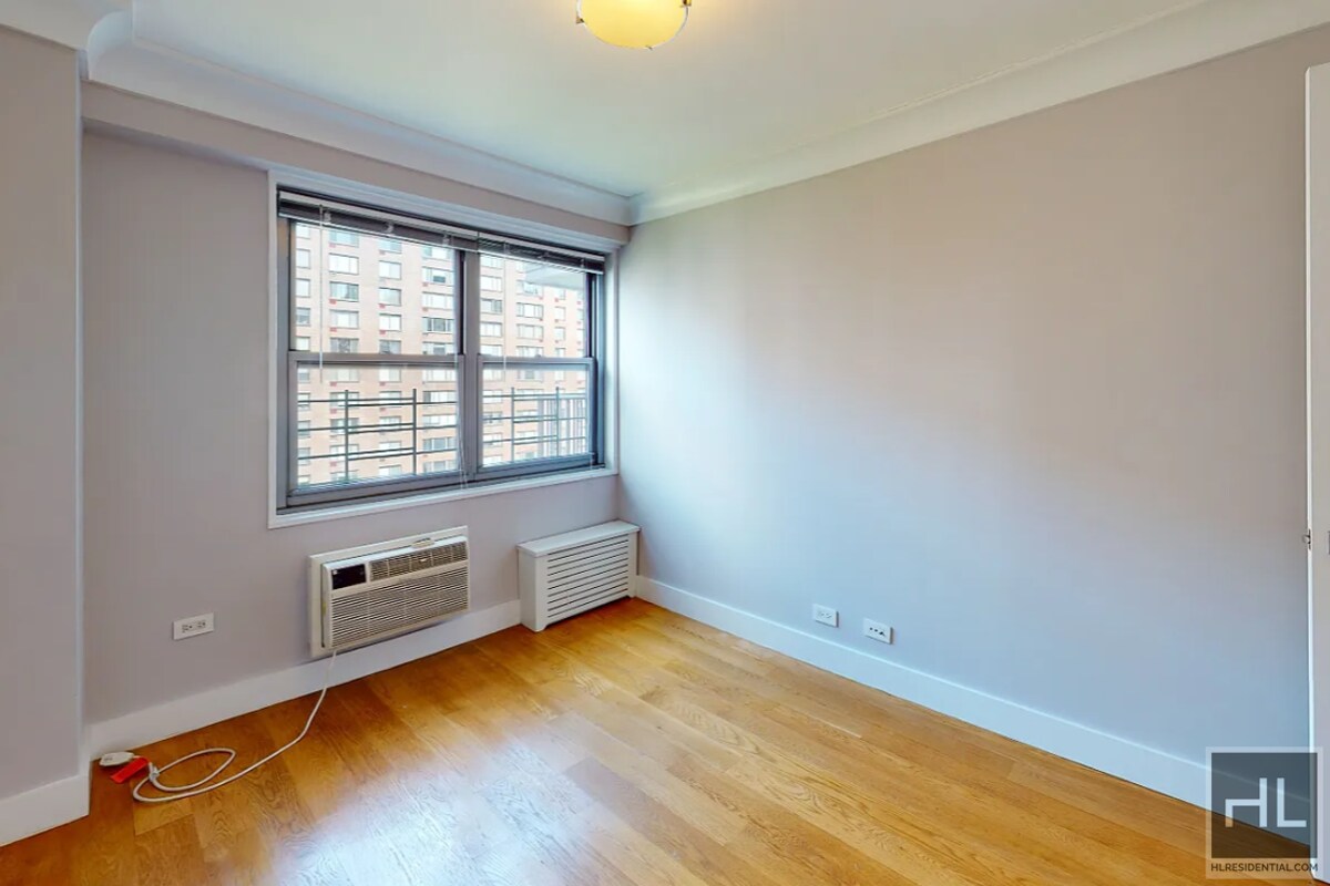 Building Photo - TRUE 3 Bed 2 bath with Balcony / Washer and dryer /Doorman