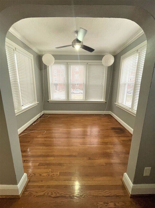 Building Photo - $1750 - Spacious & Updated 2B/2B Main Floo...