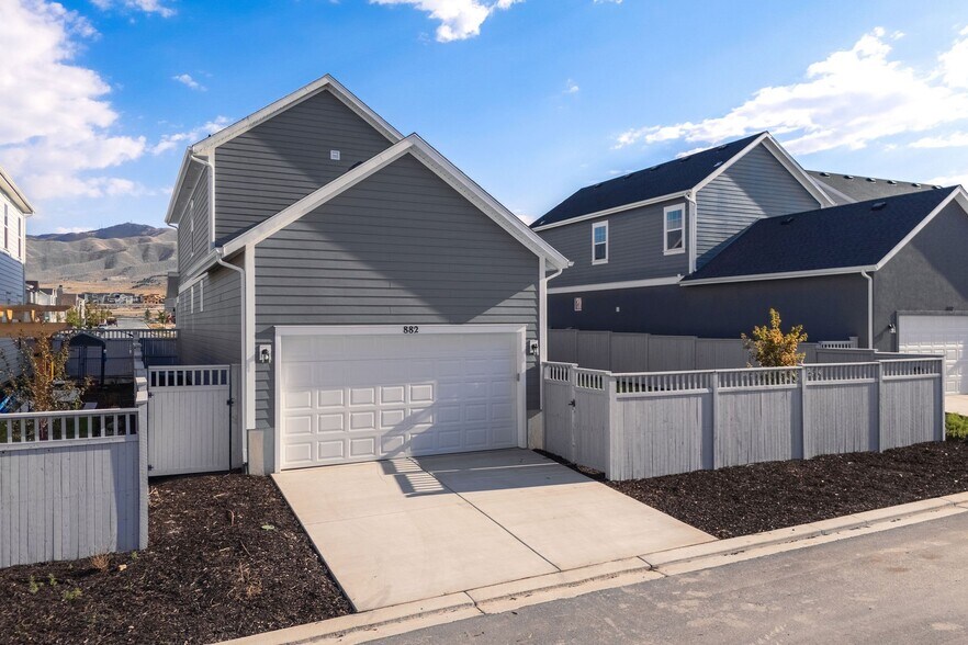 Building Photo - 882 Caroline Dr