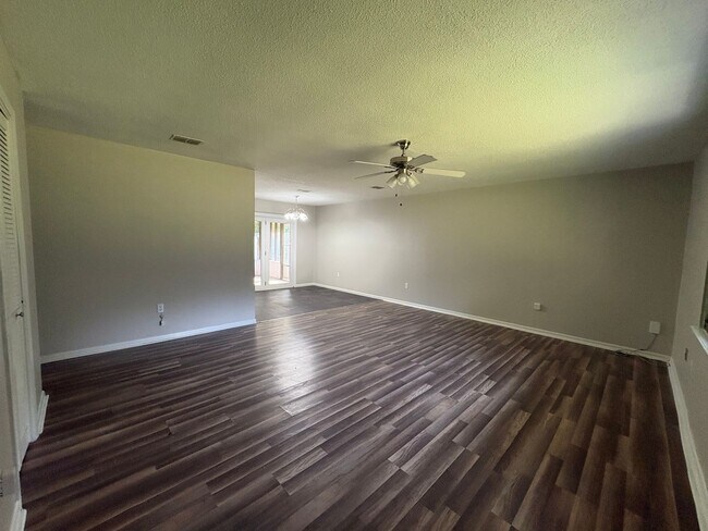 Building Photo - 720 Thornwood Way