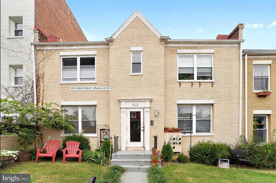 Building Photo - 302 Todd Pl NE