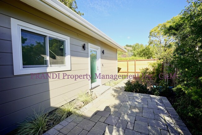 Building Photo - Cozy Cottage Living in San Rafael - Charmi...