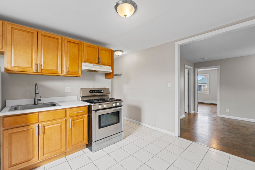 Building Photo - 170 Mapes Ave