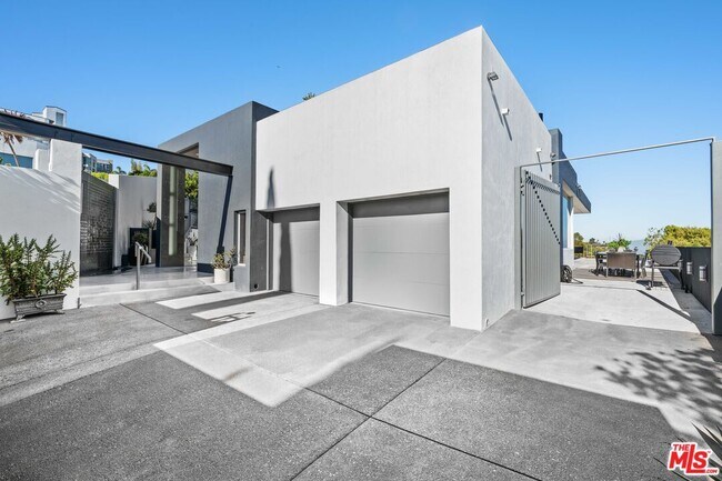 Building Photo - 1646 Blue Jay Way