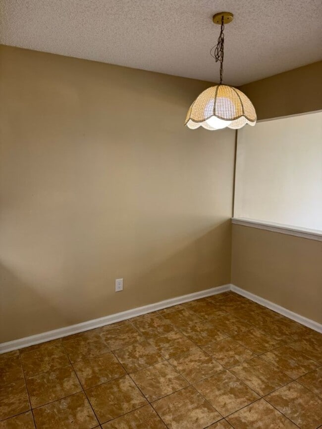 Building Photo - Home For Rent