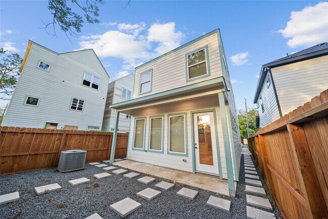 Building Photo - 1411 Bayou St