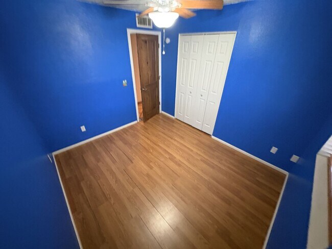 Building Photo - Convenient location in Midvale Park Close to all your needs