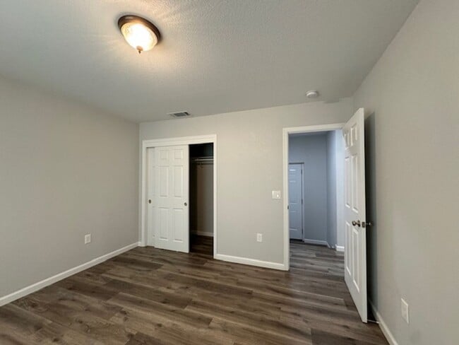 Building Photo - NEWLY RENOVATED 3 BED, 3 BATH ONE STORY HO...