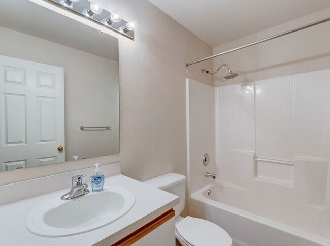 Building Photo - 3 Bedroom, 2.5 Bath Condo in Madrona Heights - Water/Sewer/Garbage included!