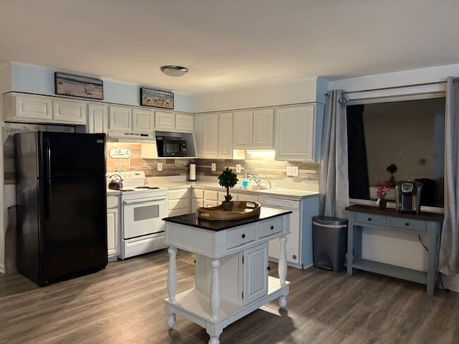 Building Photo - Beautiful Waterfront 1-bedroom 1- bath fur...