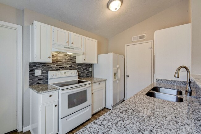 Building Photo - Spacious 2-Bedroom + Study Home in Hockley – Move-In Ready!