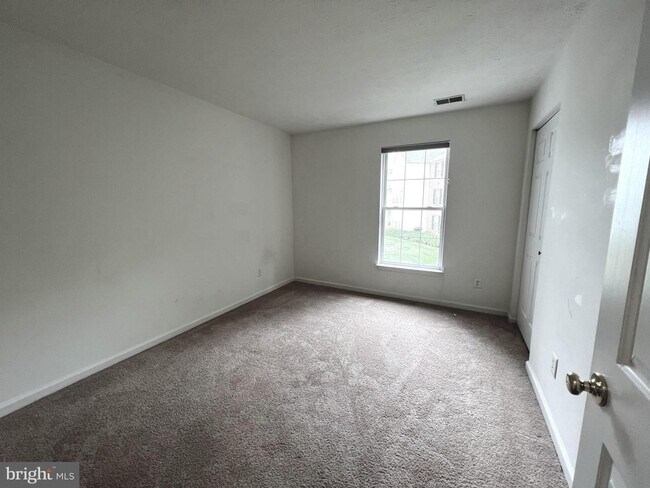 Building Photo - Beautiful 3 bedroom, 2 full bath condomini...
