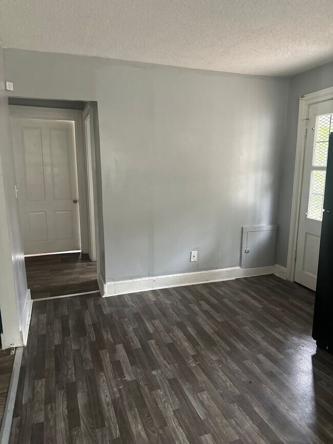 Building Photo - Spacious 3 bedroom 1 bath home