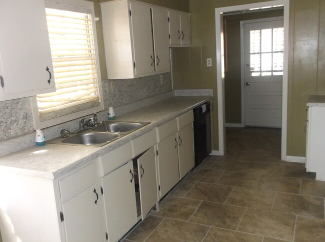Building Photo - 412 Dreger Rd