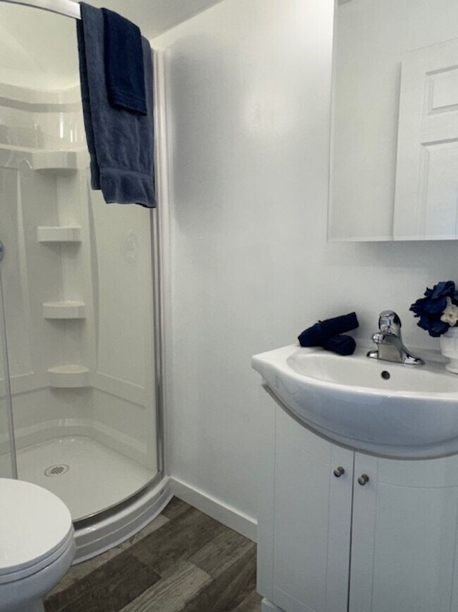 Building Photo - 629 Otter Ave