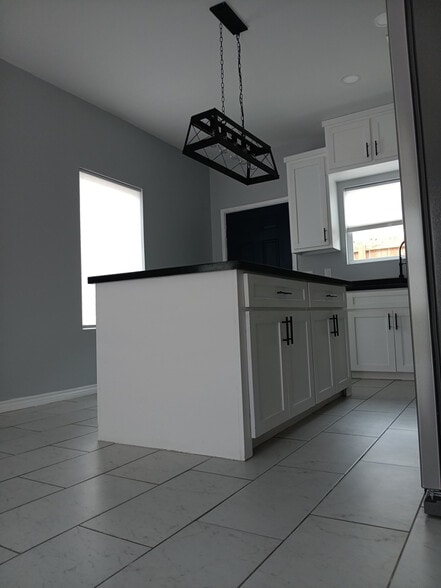 Building Photo - 5809 Ozark Ave