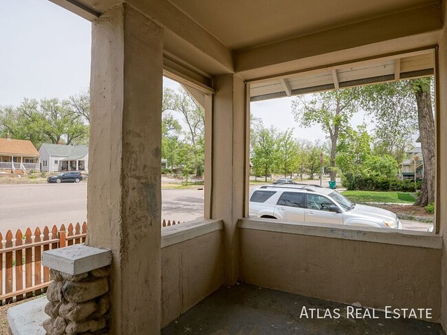 Building Photo - Charming Downtown Unit