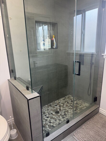 Bathroom 1 view - 3 - 445 W Ellis Ave