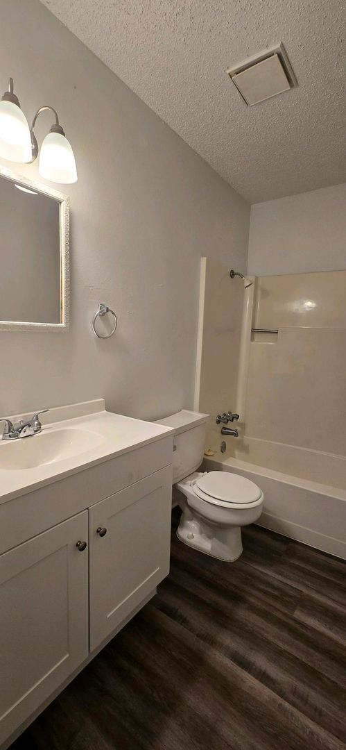 Building Photo - 2 Bedroom 1 Bath Close to Everything! Long...